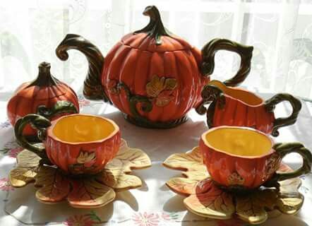 Tea Station, Pumpkin Tea, Ceramic Tea Set, Pumpkin Leaves, Teapots And Cups, Best Tea, Chocolate Pots, Tea Sets, Coffee Pot