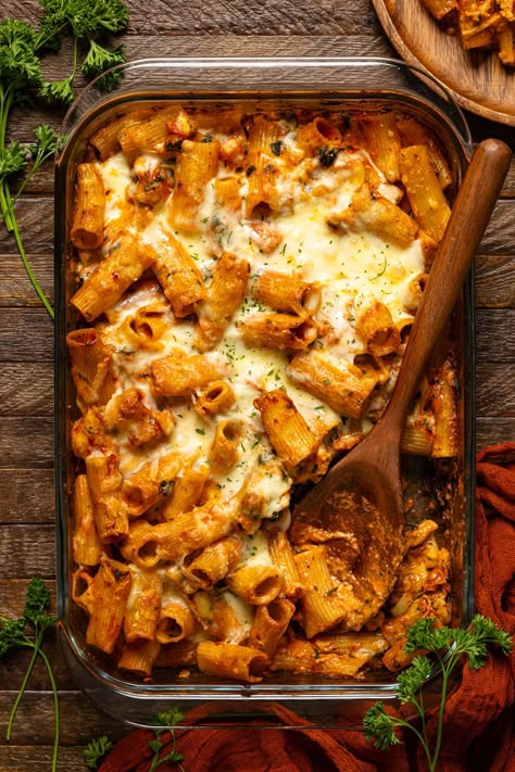 Spicy Pasta Bake, Spicy Vodka Rigatoni, Rigatoni Pasta Bake, Baked Rigatoni Recipe, Vodka Rigatoni, Good Pasta Recipes, Beef Ragu Recipe, Spicy Rigatoni, Spicy Pasta Recipes