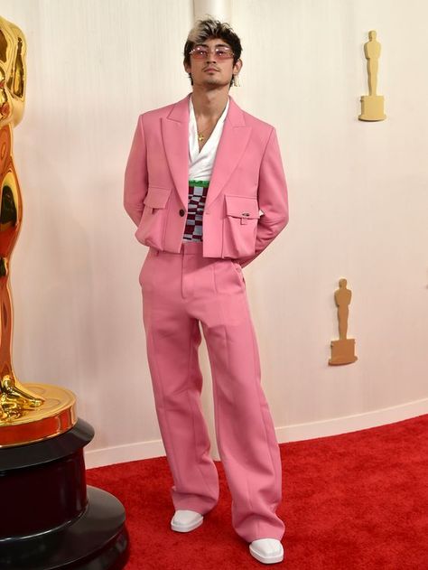 Oscars 2024 fashion: All the celeb outfits from the red carpet Award Show Men Outfits, Celebrity Suit Men, Red Carpet Outfits Men, Mens Red Carpet Looks, Christmas Present Outfit, Ian Boggs, Emma Stone Ryan Gosling, Black Mens Fashion Suits, Table Manner