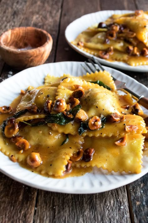 Butternut Squash Ravioli tossed in a dreamy hazelnut honey butter sauce, the most mouthwatering fall pasta recipe to cook up this season! - The Original Dish, www.theoriginaldish.com Pasta Starter Recipes, Autumn Starters, Hazelnut Recipes Savory, Pasta Starters, Fall Ravioli, Butternut Squash Ravioli Sauce, Black Bean Enchilada Casserole, Thanksgiving Pasta, Fall Pasta Recipes