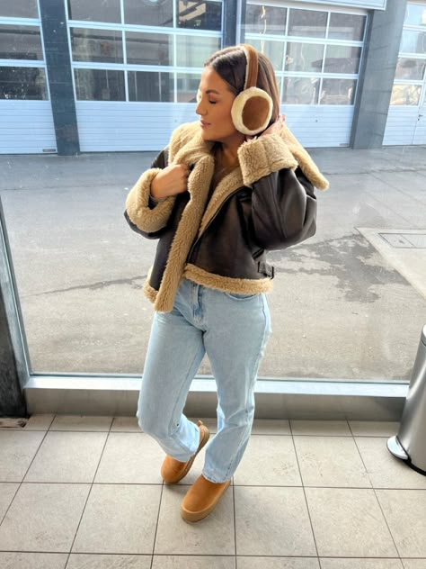 Brown Fur Lined Jacket Outfit, Outfit Con Montone, Brown Fuzzy Jacket Outfit, Brown Shearling Jacket Outfit, Shearling Outfit, Prague Outfits, Fuzzy Jacket Outfit, Shearling Jacket Outfit, Pink Church