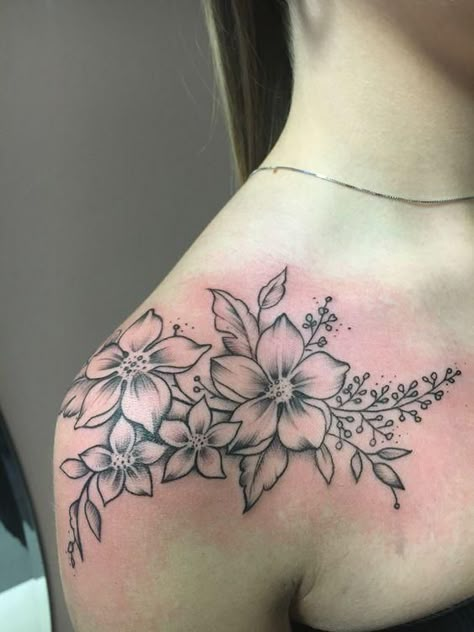 Así es como NO debe quedar Shoulder Tattoos For Females, Simple Shoulder Tattoo, Feminine Shoulder Tattoos, Women's Shoulder Tattoo, Front Shoulder Tattoos, Flower Shoulder Tattoo, Floral Tattoo Shoulder, Tattoo Placements, Small Flower Tattoos