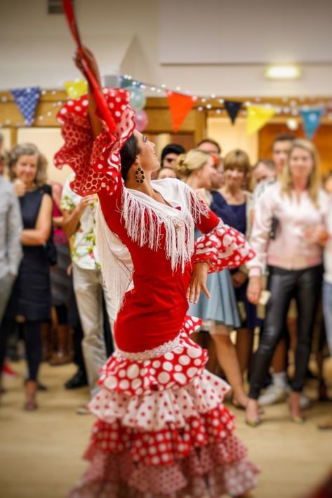 Do you love Spain, Andalusia, good food, wine and Flamenco? Do you want people to have a fun time and dance the night away at your birthday party?  Then a Spanish theme party with a Flamenco dancer is for you! It’s an easy and affordable theme to accomplish, but makes a great, memorable impact. Spain Birthday Party Ideas, Spanish Night Party, Spain Theme Party, Spanish Themed Party, Spain Party, La Tomatina Festival, Spain Flamenco, Spanish Birthday Wishes, Flamenco Party