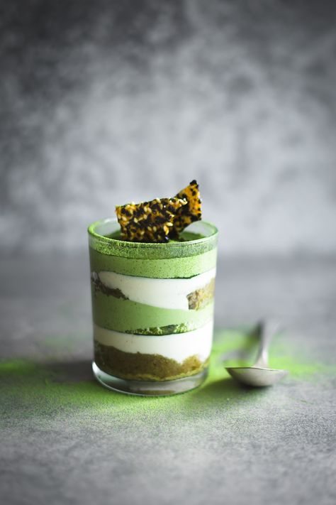 Vegan Matcha Tiramisu Tiramisu Coffee Recipe, Matcha Tiramisu Recipe, Matcha Tiramisu, Vanilla Sheet Cakes, Matcha Desserts, Matcha Green Tea Recipes, Vegan Tiramisu, Vegan Japanese, Matcha Recipes