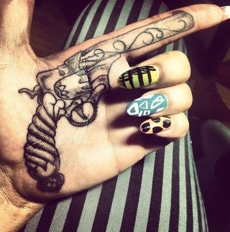 Tattoo of gun in palm of hand Palm Tattoos, Geniale Tattoos, Inked Magazine, Tattoo Designs For Girls, Hand Tattoo, Small Tattoo, Skin Art, Piercing Tattoo, Finger Tattoos