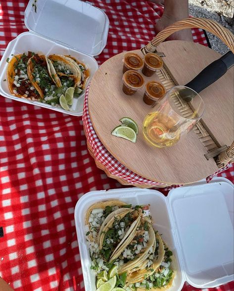 Tequilla & tacos :) Taco Picnic Date, Taco Picnic, Picnic Ideas, Picnic Date, Picnic Set, Save The Date, Tacos, Table Decorations, Baking