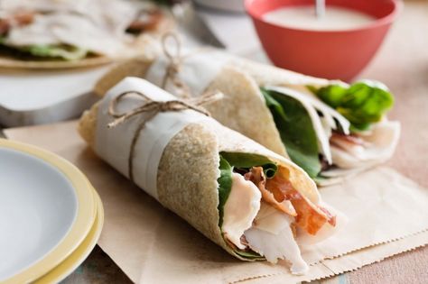 Chicken caesar wraps This easy lunch idea is ready in a flash. It’s great for picnics, too. Mini Chicken Wraps, Prosciutto Wraps, Chicken Caesar Wrap Recipe, Mini Wraps, Snacks Yummy, Easy Lunch Idea, Garden Brunch, Sandwich Wraps Recipes, Chicken Caesar Wrap