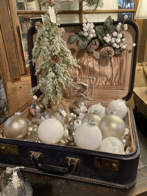 Decorating Old Suitcases For Christmas, Antique Trunk Decor Ideas, Christmas Suitcase Decor, Suitcase Christmas Decor, Antique Trunk Decor, Luggage Ideas, Trunk Ideas, Christmas Booth, Winter Florals