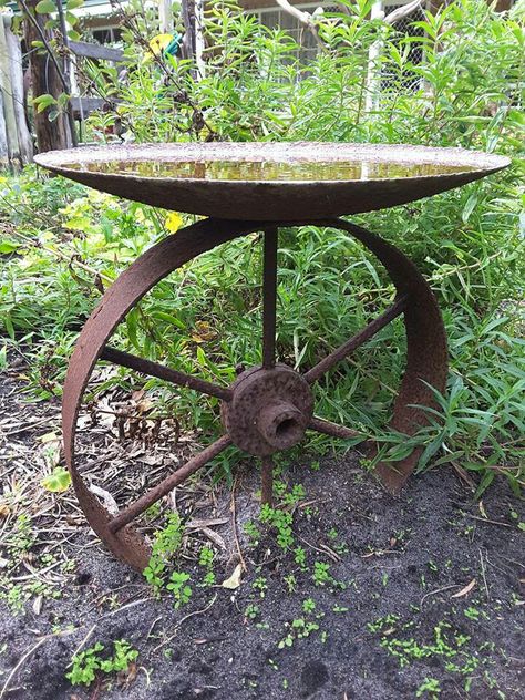 Metal Wagon Wheel Ideas Outdoor, Metal Bird Bath Ideas, Welded Yard Art Ideas, Metal Wagon Wheel Decor Outdoor, Farm Garden Ideas Landscaping, Metal Yard Art Garden Decorations, Metal Wagon Wheel Ideas, Rustic Yard Ideas, Birdbath Ideas Landscaping