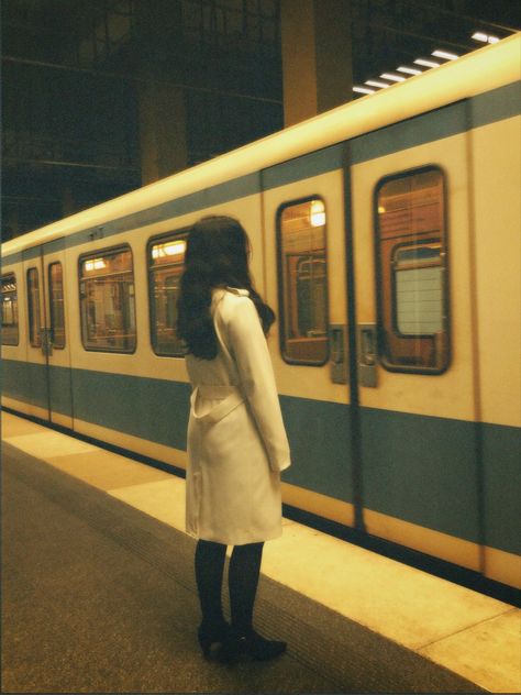 vintage photography train aesthetic inspo Person Standing Aesthetic, A Sense Of Place Photography, People On Train Photography, Train Platform Aesthetic, Train Aesthetic Pictures, Train Girl Aesthetic, Girl On Train Aesthetic, Vintage Train Aesthetic, People On A Train