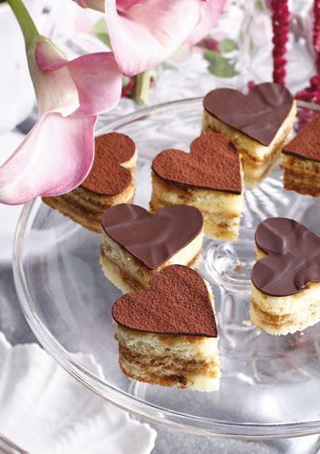 Ambitious in matters of the heart and stomach? These tiramisu hearts are the Valentine treat for you. Tea Party Sandwiches, Valentine Tea, Tiramisu Dessert, Party Sandwiches, Food Collection, Cold Desserts, Valentines Day Food, Valentines Day Treats, Food Articles