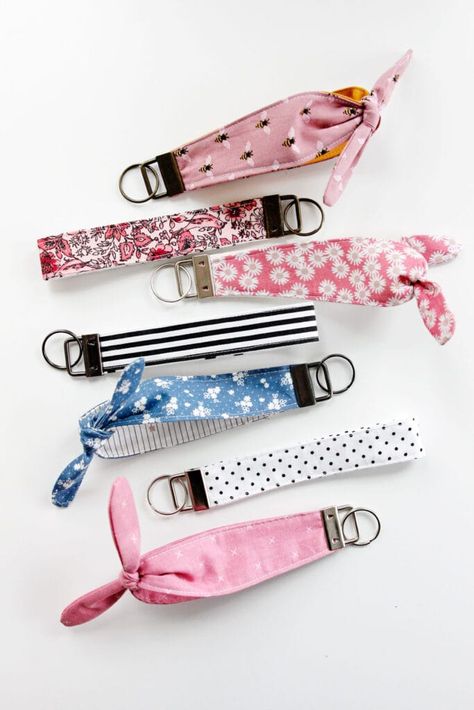 Keychain Sewing Pattern, How To Make Lanyards, Keychain Sewing, Wristlet Tutorial, Diy Key Fob, Key Fobs Diy, Wristlet Patterns, Winter Sewing Projects, Wristlet Keychains