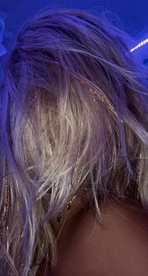 Purple Hair Tinsel Blonde, Blonde With Tinsel, Gold Tensil In Hair, Hair Tensil Blonde, Gold Hair Tinsel, Tinsel Hair Blonde, Blonde Hair With Tinsel, Hair Tinsel Blonde, Tinsel Hair