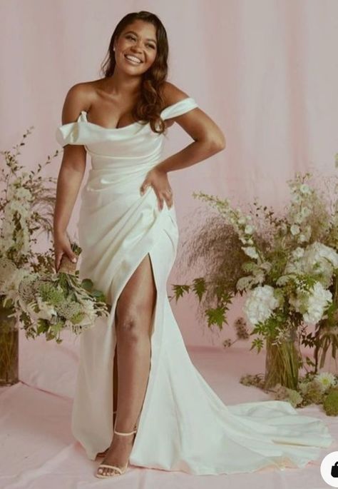 Plus Size Elopement Dress, Pamper Day, Curvy Wedding Dress, Curvy Wedding, Plus Wedding Dresses, African Traditional Wedding, Curvy Bride, Minimalist Wedding Dresses, Elopement Dress