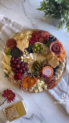 Part Food Ideas Parties, Fingerfood Table Idea, Baked Brie Charcuterie Board Ideas, Beige Food Board, Charcuterie Board Themes Easy, Cheese Platter Christmas, Kanape Ideas, Long Charcuterie Board Ideas, Chacutery Boards Diy