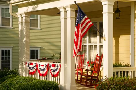 Front Porch Flag Porch Trellis, Porches Ideas, Front Porch Seating, Summer Front Porch Ideas, Front Porch Garden, Traditional Porch, Summer Porch Decor, Summer Diy Projects, Summer Front Porches