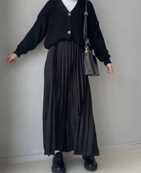 Long Black Skirt Modest Outfit, Modest Hijabi Outfits Long Skirts, Black Cardigan Outfit Hijab, Plisse Skirt Outfit Winter, Modest All Black Outfit, Long Black Skirt Outfit Hijab, Pleated Long Skirt Outfit Classy, Long Skirt Hijab Outfits, All Black Outfit Hijab