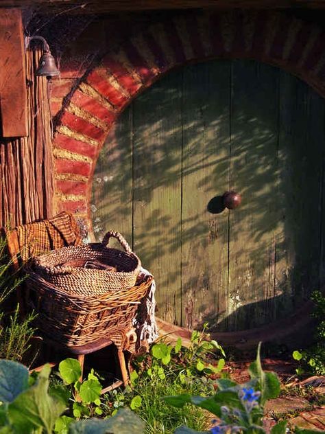 Bag End Hobbit Style, Hobbit Holes, Hobbit Door, Bag End, Casa Hobbit, Root Cellar, Earth Sheltered, A Night At The Opera, Hobbit Hole