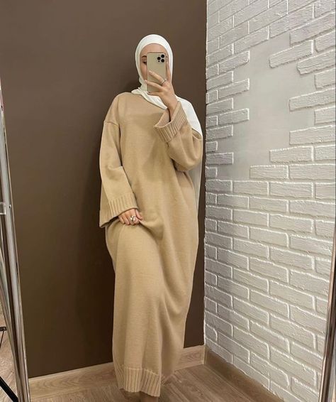 Pullover Hijab Outfit, Muslim Autumn Outfits, Hijab Fashion Autumn, Brown Abaya Outfit, Dubai Modest Outfits, Autumn Hijab Outfit Ideas, Sweater Abaya, Winter Abaya Outfits, Abaya Aesthetic