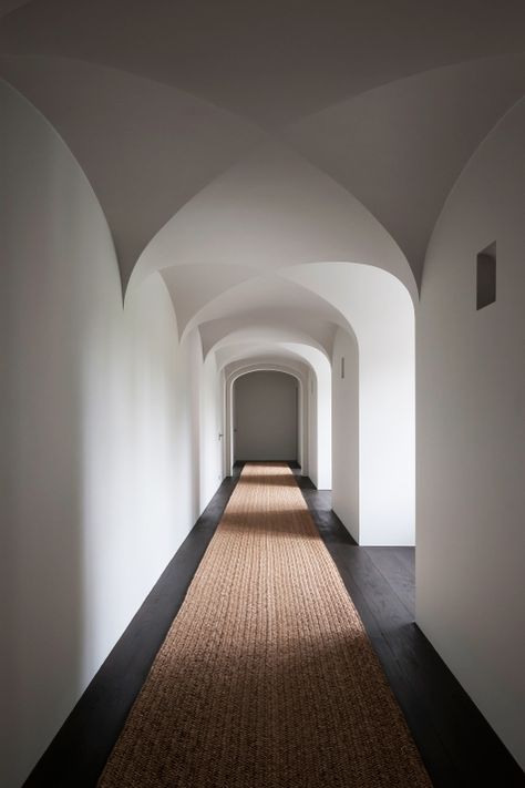 Belgian designer Vincent Van Duysen house hallway Hotel Corridor, Corridor Design, Vincent Van Duysen, Hallway Designs, Foyer Decorating, Design Hotel, Minimalist Interior, Riyadh, Ceiling Design