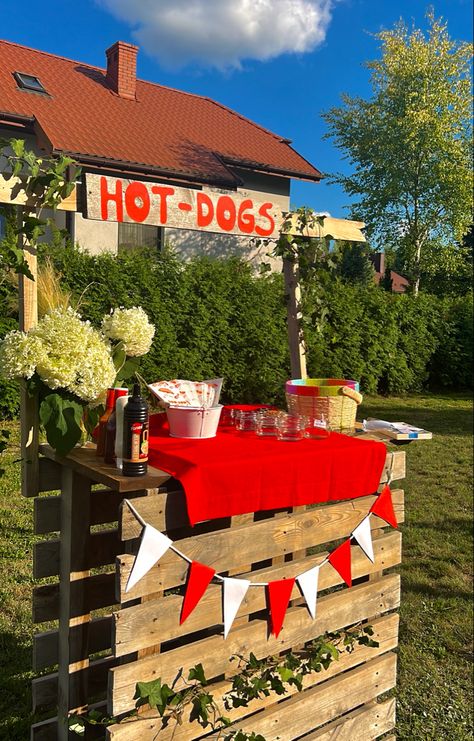 Wedding Hot Dog Bar, Hot Dog Bar Party, American Hot Dogs, Football Parties, Party Backyard, Barbeque Party, Hot Dog Bar, American Party, Lawn Party