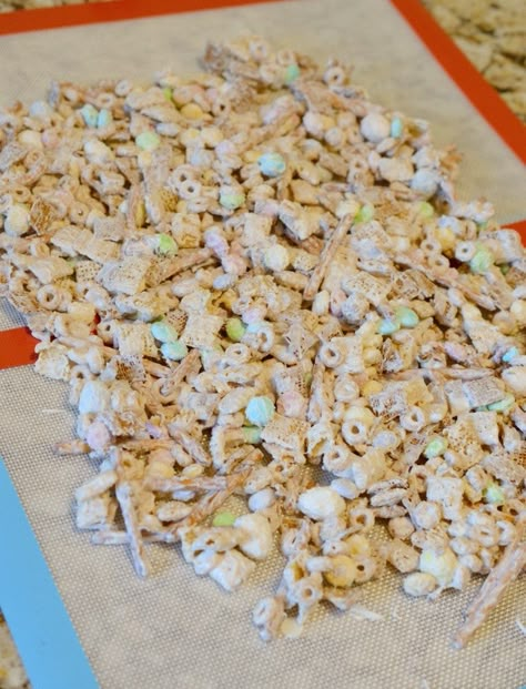 Easter Chow Recipes, Easter Cooking Ideas, Easter Snack Recipes, Bunny Bait Recipe, Easter Snack Mix, Easter Snack, Charcuterie Boxes, Spring Snacks, Easter Cooking