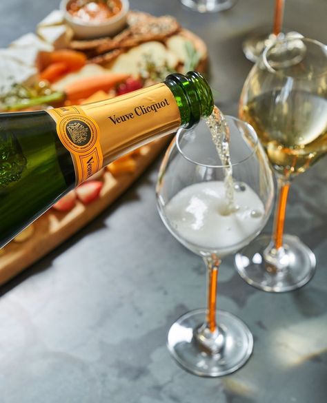 Brunch Champagne, Vueve Champagne Aesthetic, Veuve Clicquot Aesthetic, Verve Cliquot Champagne, Champagne Brunch Aesthetic, Veuve Champagne Aesthetic, Moët & Chandon Aesthetic, Alcohol Store, Veuve Cliquot