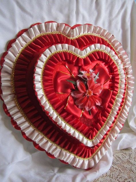 Valentine+Chocolate+Box+Huge+Red+Extravagant+Candy+by+GingerNIrie Flower Making With Paper, Diy Valentines Box, Adult Valentines, Happy Hearts Day, Hanging Craft, Diy Valentines Decorations, Paper Wall Hanging, Valentine Chocolate, Candy Hearts