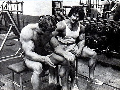 Arnold Schwarzenegger and Ed Corney Ed Corney, Physique Competition, Arnold Schwarzenegger Bodybuilding, Best Bodybuilder, Schwarzenegger Bodybuilding, Weight Training Programs, Lifting Workouts, Muscle Building Workouts, Mr Olympia