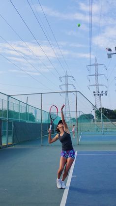 Tennis Girl Aesthetic, Mode Tennis, Tennis Court Photoshoot, Tennis Photoshoot, Tennis Lifestyle, Tennis Photography, Tennis Pictures, Tennis Serve, Tennis Drills