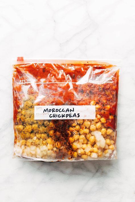 Freezer Meal Spiced Chickpea Bowl: clean eating meets comfort food! Dump it all in a bag, freeze it, and make it for dinner in a snap. #chickpeas #vegetarian #freezermeal Goals For January, Freezer Bag Meals, Vegan Freezer Meals, Chickpea Bowl, Vegetarian Freezer Meals, Food Dump, Slow Cooker Lentils, Spiced Chickpeas, Dump Meals