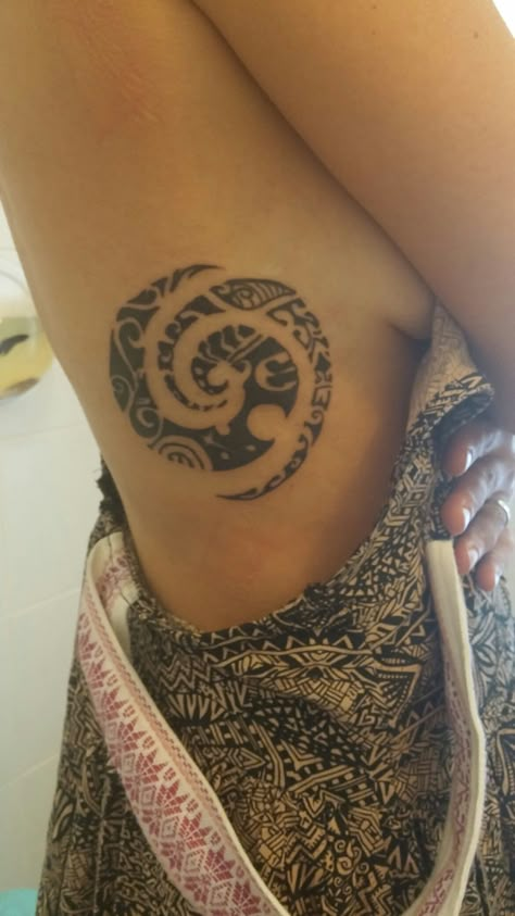 Maori spiral tatoo Maori Tattoo Arm Woman, Koru Tattoo Maori, Spiral Of Life Tattoo, Maori Tattoo Designs Women, Māori Tattoo, Koru Tattoo, Maori Tattoo Arm, Spiral Tattoo, Hawaii Tattoo