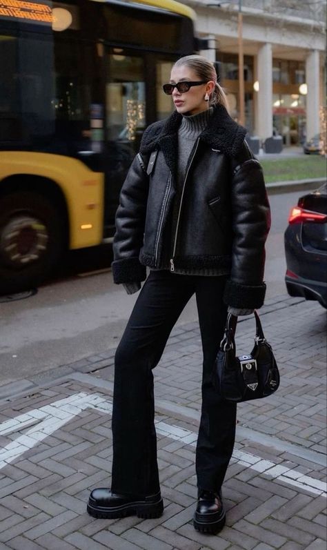 Osaka Outfit Winter, Black Coat Outfit Winter Casual, Black Aviator Jacket Outfit, Black Coat Outfit Winter, Fuzzy Jacket Outfit, Emmy Red Carpet, Sherpa Jacket Outfit, Zara Winter Jacket, Leather Coat Outfit