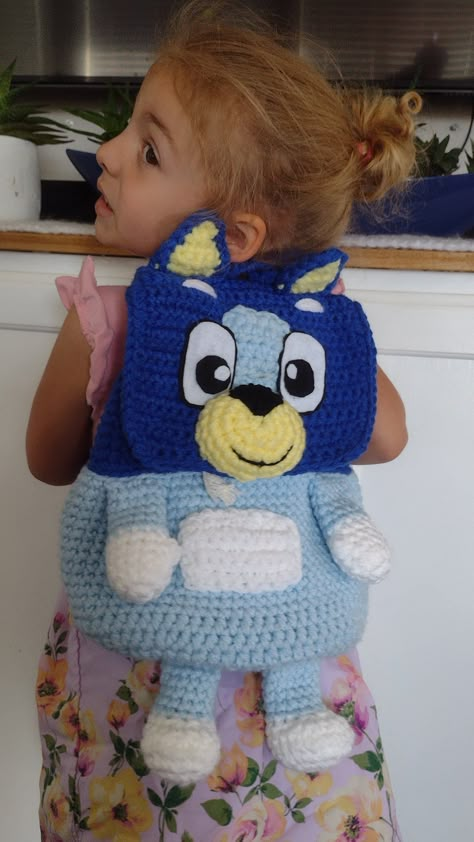 Bluey Crochet Ideas, Crochet Kids Backpack, Backpack Buddies Crochet, Crochet Bluey Backpack, Crocheted Bluey Characters, Crochet Plush Backpack, Girl Cave, Crochet Backpack, Crochet Bag Pattern Free