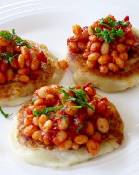 Gordon Ramsay's Homemade Spicy Baked Beans and Potato Cakes myfavouritepastime.com Spicy Baked Beans, Baked Beans On Toast, Gordon Ramsey Recipes, Bean Dishes, Chefs Recipes, Homemade Baked Beans, Gordon Ramsay Recipe, Beans On Toast, Uk Food