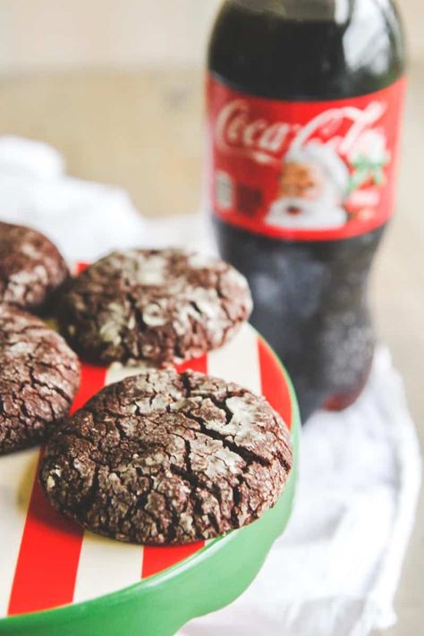 For all those last minute holiday gatherings I’m going to show you how to put together the perfect Holiday party spread and how to make the best ever Christmas cookies – Coca-Cola brownie crinkle cookies! Holiday Party Spread, Brownie Crinkle Cookies, Coca Cola Recipes, Coke Recipes, Coca Cola Party, Cola Recipe, Baking Therapy, Waffle Bar, Crazy Cookies