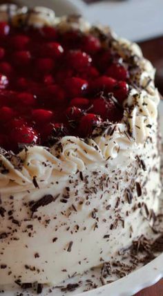 Black forest cheesecake cake Triple Layer Cake, Black Forest Cheesecake, Cheesecake Cake Recipes, Cake Cheesecake, Cheesecake Dessert, Cheesecake Cake, Black Forest Cake, Forest Cake, Crazy Cakes