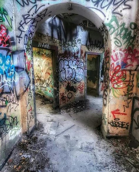 Graffiti Photography, Graffiti Style Art, Dark Grunge, Street Graffiti, Graffiti Wall, Grunge Photography, Graffiti Styles, Abandoned Buildings, Environment Concept Art