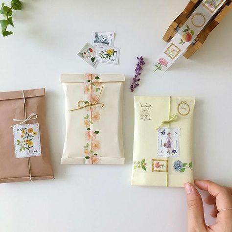 Packaging Ideas Business, Gift Wrapping Inspiration, Handmade Packaging, Gifts Wrapping Diy, Pen Pal Letters, Gift Inspo, Diy Crafts For Gifts, Cute Packaging, Cute Crafts