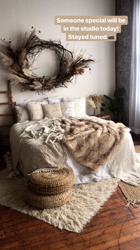 Boho Photography Studio, Bohemian Studio, Photography Studio Spaces, Photography Studio Decor, Boho Photography, Photography Studio Setup, Studio Bed, Home Studio Photography, Photo Room