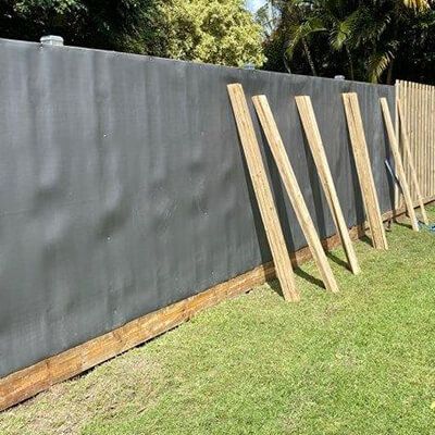 Privacy Screen For Fence, Cheap Fence Ideas For Dogs Diy, Dog Privacy Fence Ideas, Sound Absorbing Fence, Soundproof Backyard, Coyote Fence Ideas, Sound Proof Fence, Sound Blocking Fence, Soundproof Fence Backyards