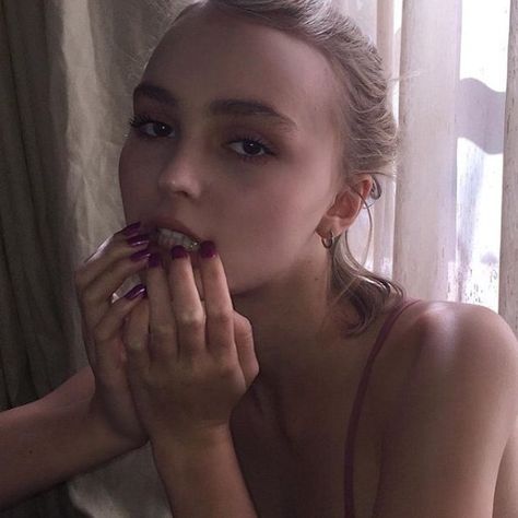 Lily Depp, Lily Rose Depp Style, Back To School Makeup, Prettiest Celebrities, Vanessa Paradis, School Makeup, I'm With The Band, Lily Rose Depp, Lily Rose