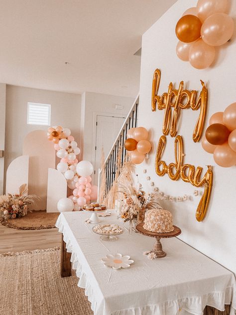 Neutral Birthday Party Themes For Adults, Simple Boho Birthday Decorations, Neutral Birthday Party Themes, Small Birthday Decorations Simple, Simple Birthday Party Ideas, Small Birthday Party Ideas, Minimalist Birthday Party, Pink Birthday Theme