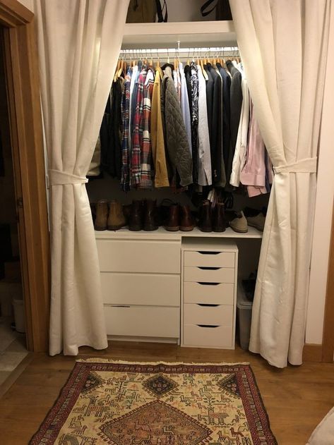 Open Closet With Curtains, Curtain In Closet, Closet Curtain Ideas Boho, Boho Closet Curtains, Diy Closet Curtains, Open Closet Door Ideas, Closet No Doors Ideas, Closet Without Doors Ideas Bedrooms, Closet Curtains Bedroom