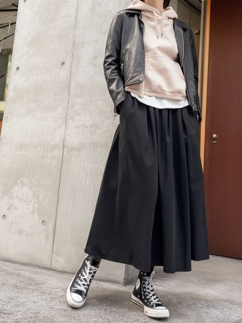 Hoodie To Work Outfit, Hoodie And Long Skirt Outfit, Cozy Skirt Outfits, Hoodie With Skirt Outfit, Hoodie Skirt Outfits, Skirt And Hoodie Outfit, Urban Winter Outfits, Hoodie With Skirt, Maxi Leather Skirt