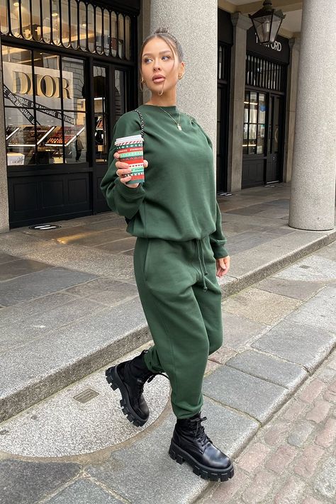 Winter Fits Streetwear, Naomi Genes, Joggers Outfit Women, Green Sweatpants, Streetwear Chic, Look Expensive, Joggers Outfit, Fitted Joggers, Jogging Bottoms