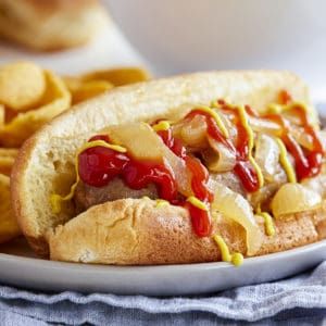 Slow Cooker Brats, Marinated Onions, Beer Marinade, Quick Vegetarian Recipes, Summer Slow Cooker Recipes, Bratwurst Recipes, Beer Brats, I Am Baker, Quick Vegetarian Meals