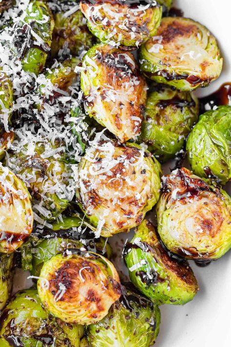 Balsamic Glazed Brussels Sprouts! This super easy recipe for roasted brussels sprouts with balsamic glaze is super easy and takes minimal prep work. These balsamic brussels sprouts a great side dish for any occasion. Best Brussel Sprout Recipe, Balsamic Glaze Brussel Sprouts, Roasted Brussels Sprouts With Balsamic, Roasted Brussel Sprouts Oven, Glazed Brussels Sprouts, Balsamic Brussels Sprouts, Balsamic Brussel Sprouts, Great Side Dishes, Keto Veggies