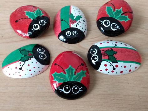 Christmas Ladybug Rocks, Winter Rocks, Christmas Pebble Art, Painted Crafts, Ladybug Rocks, Christmas Rocks, Christmas Drawings, Directed Drawing, Happy Stones