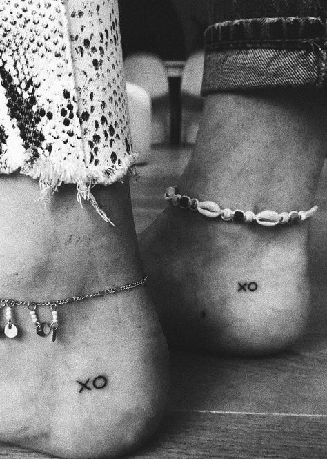 Xo Tattoo, Matching Bff Tattoos, Font Tato, Matching Friend Tattoos, Matching Best Friend Tattoos, Bestie Tattoo, Muster Tattoos, Bff Tattoos, Friendship Tattoos